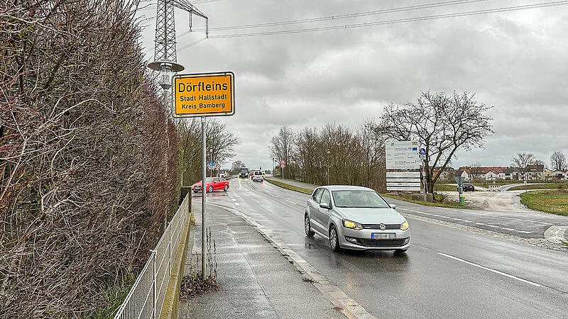 Einen Scherz erlaubte sich jemand mit den Schildern von Hallstadt und Dörfleins.