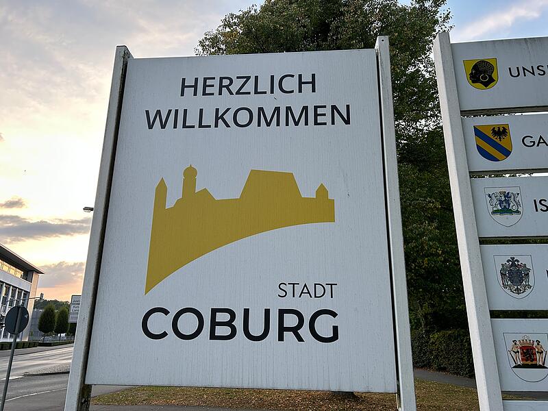 Wir beginnen unsere Bilder- beziehungsweise Veste-Galerie mit dem offiziellen Willkommensschild der Stadt Coburg. Darauf zu sehen ist das Logo der Stadt, das nat&uuml;rlich die Veste enth&auml;lt.