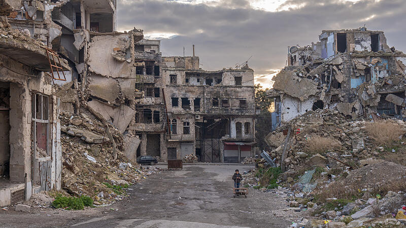 Bilder aus Aleppo werden oft als Symbolbilder f&uuml;r den seit 2011 andauernden B&uuml;rgerkrieg in Syrien verwendet. Im Jahr 2006 erhielt Aleppo die Bezeichnung &bdquo;Hauptstadt der Islamischen Kultur.&ldquo; Mittlerweile liegen weite Teile der Stadt in Schutt und Asche.