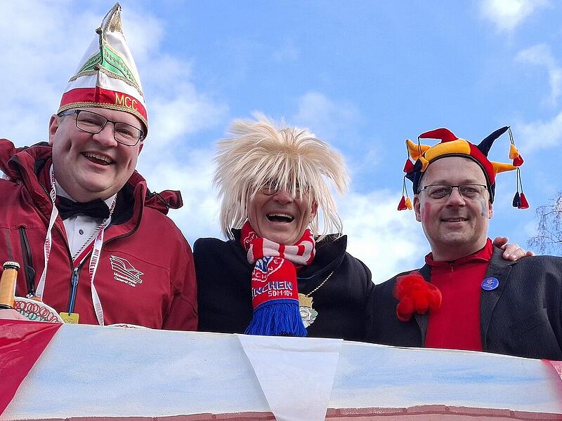 Faschingsumzug 2026 in Memmelsdorf Die neuen BM-Kandidaten Jürgen Reinwald (links) und Stephan Starost rechts von Bürgermeister Gerd Schneider.