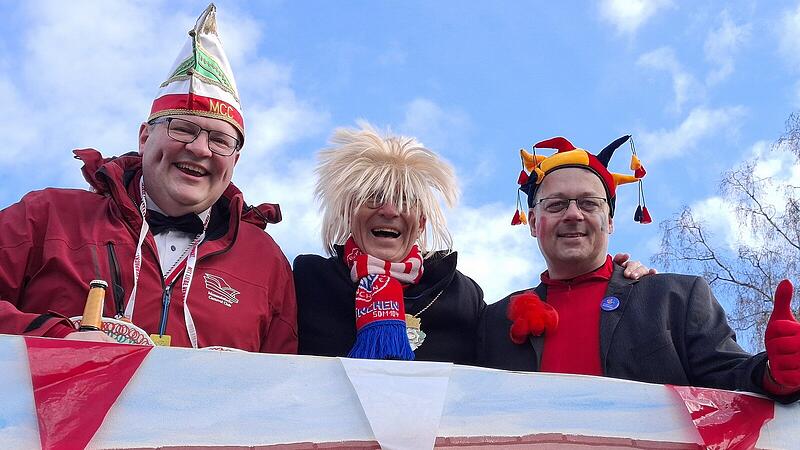 Die neuen BM-Kandidaten J&uuml;rgen Reinwald (links) und Stephan Starost rechts von B&uuml;rgermeister Gerd Schneider.