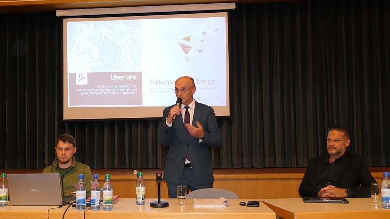 Auf dem Podium (von links):  Lukas Bandorf, Landrat Wilhelm Schneider  und Planer Ralf R&ouml;ckelein-Sarr&eacute; erl&auml;uterten die Planungen.