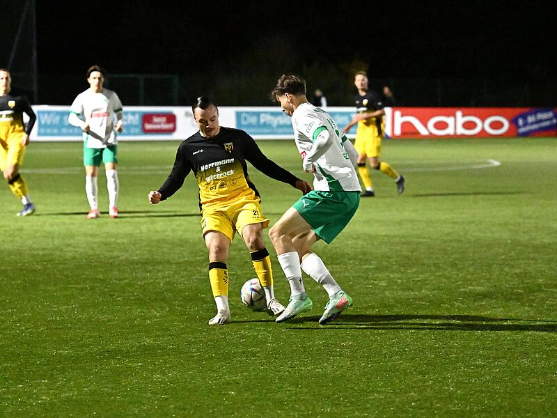 Sport Fu&szlig;ball Saison 2025 / 2026 Bayernliga Nord  15. Spieltag am Freitag  24.10.2025 Spielort  Neudrossenfeld  Sportpark Am Weinberg  Kunstrasenplatz  Spielbeginn 19.00 h  TSV Neudrossenfeld  gegen  SpVgg Bayern Hof Halbzeitergebnis Kilian Schwabe Nick
