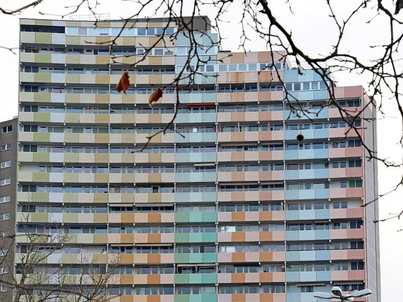 Der Lange Johan, ein Wohnkomplex in Erlangen, ist mit fast 400 Wohneinheiten als Bayerns gr&ouml;&szlig;tes Wohnhaus bekannt.