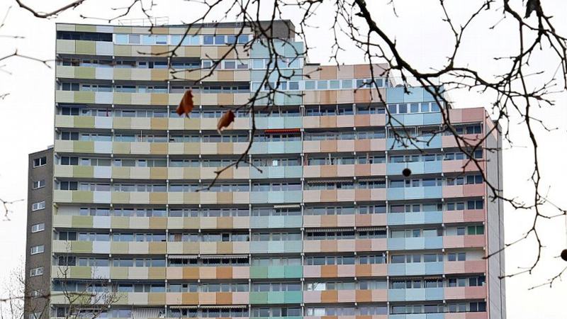 Langer_Johann Der Lange Johan, ein Wohnkomplex in Erlangen, ist mit fast 400 Wohneinheiten als Bayerns größtes Wohnhaus bekannt.