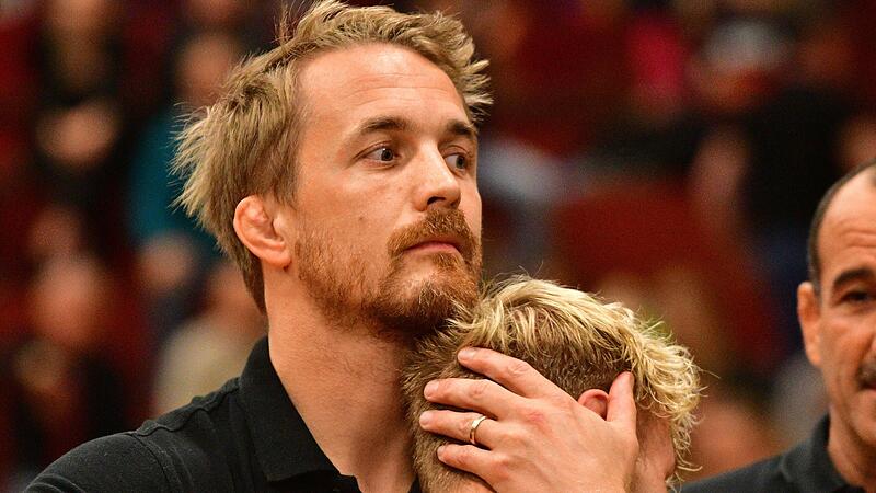 Eagles-Trainer Tobias Schütz nimmt Bastian Hoffmann in die Arme, der bis zur Erschöpfung gekämpft hat. „Er ist einer, der sich immer den Hintern für den Verein aufreißt“, lobt er seinen Ringer.