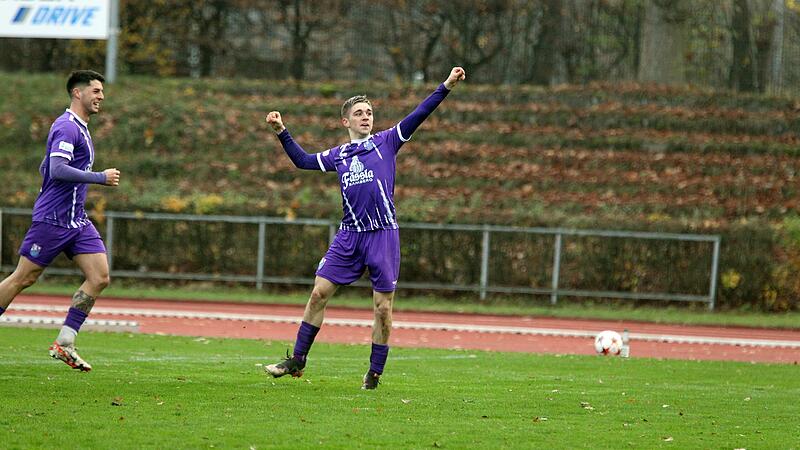 Philipp Hack (rechts) ist glücklich über seine starke Entwicklung im Dress des FC Eintracht Bamberg.