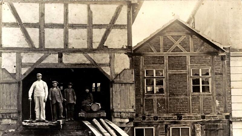 Auf der Postkarte von 1910 bittet m&ouml;glicherweise ein Angestellter der M&uuml;hle darum, dass man ihm seinen schwarzen Anzug f&uuml;r eine Hochzeitsfeier nachsendet.