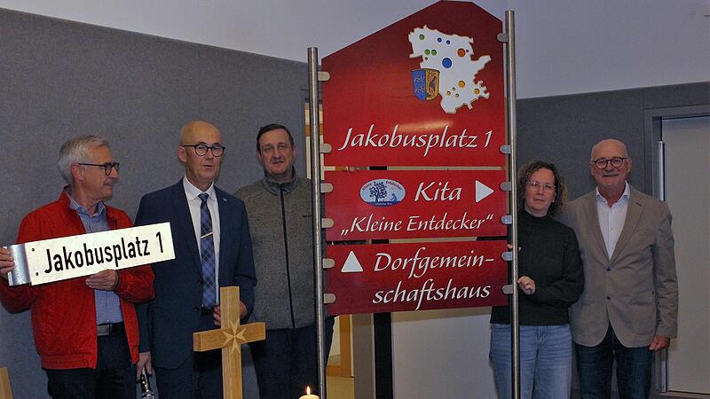 Der neue Platz wurde Bürgermeister Jakobus Kötzner (Zweiter v. l.) gewidmet. Zusammen mit Gemeinderäten fand die Einweihung statt.