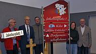 Der neue Platz wurde Bürgermeister Jakobus Kötzner (Zweiter v. l.) gewidmet. Zusammen mit Gemeinderäten fand die Einweihung statt.