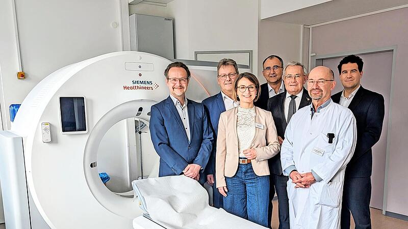 Dr. Dominik Morhard, J&uuml;rgen Oswald, Stefanie D&ouml;rfner, J&uuml;rgen Winter, Stefan Funk (Bezirkstagspr&auml;sident), Dr. med. Bernd Seese und Sebastian G&uuml;ldner freuen sich &uuml;ber den neuen Computertomographen und die Zusammenarbeit.