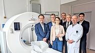 Dr. Dominik Morhard, J&uuml;rgen Oswald, Stefanie D&ouml;rfner, J&uuml;rgen Winter, Stefan Funk (Bezirkstagspr&auml;sident), Dr. med. Bernd Seese und Sebastian G&uuml;ldner freuen sich &uuml;ber den neuen Computertomographen und die Zusammenarbeit.