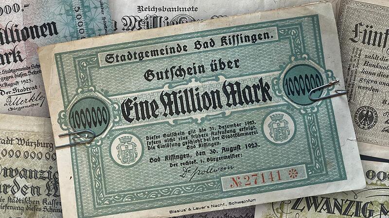 Im Laufe des Jahres 1923 verlor die Mark dramatisch an Wert, Reichsbank und Kommunen druckten immer h&ouml;here Werte nach.