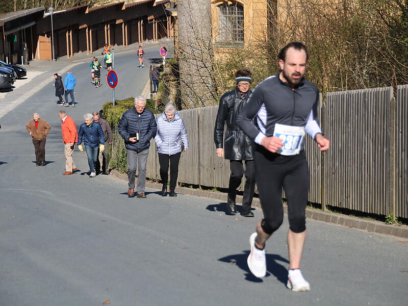 Strahlender Sonnenschein, aber nur niedrige Plusgrade erwartete die L&auml;ufer beim 19. Obermain-Marathon rund um Bad Staffelstein. Die Marathon-Strecke f&uuml;hrte wieder an den beiden Wahrzeichen der Kurstadt, dem Kloster Banz und der Basilika Vierzehnheiligen vorbei.