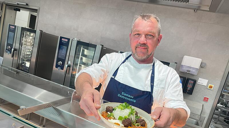 Karlheinz Kerscher, Kantinen-Betriebsleiter der Siemens Gastronomie, ist für das leibliche Wohl der Mitarbeiter zuständig. Heute gibt es Linsen-Kürbis-Chili mit Fleischklößchen und Schmand.