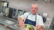 Karlheinz Kerscher, Kantinen-Betriebsleiter der Siemens Gastronomie, ist für das leibliche Wohl der Mitarbeiter zuständig. Heute gibt es Linsen-Kürbis-Chili mit Fleischklößchen und Schmand.