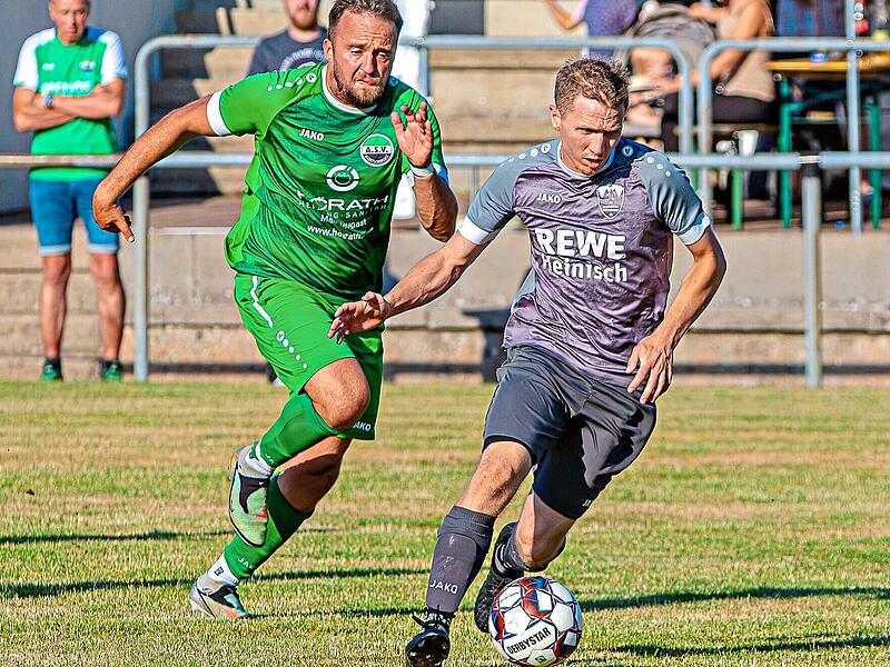Duell der Spielertrainer Emir Dzenanovic vom ASV Marktschorgast (links) und Florian Thierauf (rechts) von der SG Wirsberg/Kupferberg.Monika Limmer