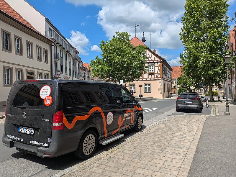 Ein Callheinz-Bus, der im Sommer am Marktplatz M&uuml;nnerstadt h&auml;lt.