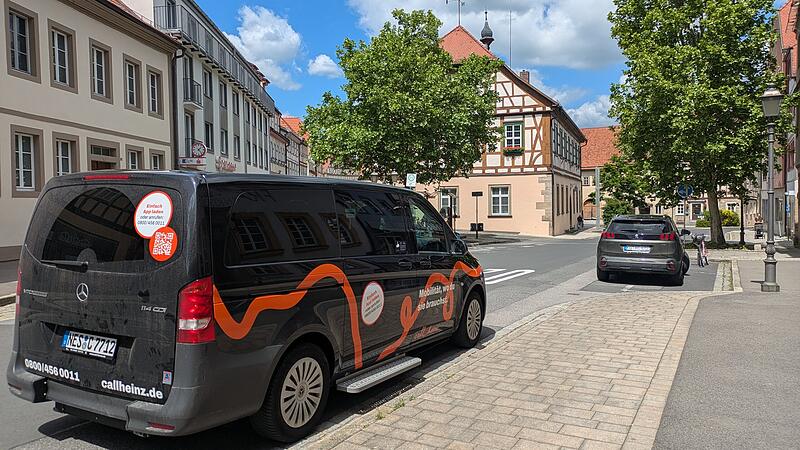 Ein Callheinz-Bus, der im Sommer am Marktplatz M&uuml;nnerstadt h&auml;lt.