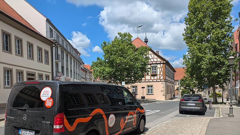 Ein Callheinz-Bus, der im Sommer am Marktplatz M&uuml;nnerstadt h&auml;lt.