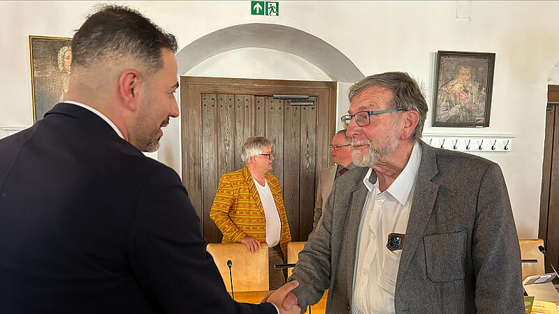 Can Aydin steigt zum Zweiten B&uuml;rgermeister der Stadt Coburg auf&nbsp;&ndash; hier gratuliert ihm Hans-Heinrich Eidt (FDP), der nach 48 Jahren dem neuen Stadtrat nicht mehr angeh&ouml;rt.