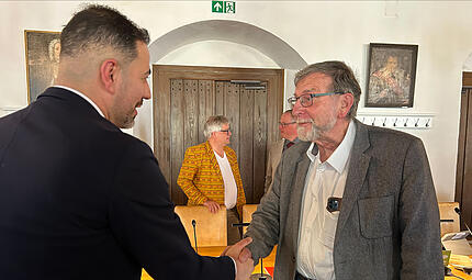 Can Aydin steigt zum Zweiten B&uuml;rgermeister der Stadt Coburg auf&nbsp;&ndash; hier gratuliert ihm Hans-Heinrich Eidt (FDP), der nach 48 Jahren dem neuen Stadtrat nicht mehr angeh&ouml;rt.