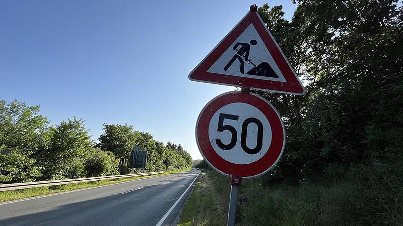 Die Schilder an einer Straße bei Herzogenaurach werfen Fragen auf.