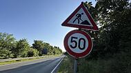 Die Schilder an einer Straße bei Herzogenaurach werfen Fragen auf.