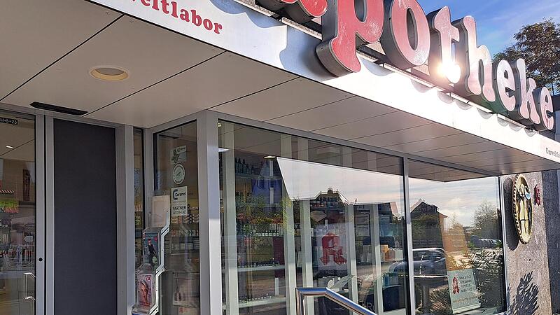 Auch in die Zapfendorfer Apotheke wurde eingebrochen. Die Tür ist jetzt mit einem Provisorium (rechts) gesichert.
