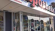 Auch in die Zapfendorfer Apotheke wurde eingebrochen. Die Tür ist jetzt mit einem Provisorium (rechts) gesichert.
