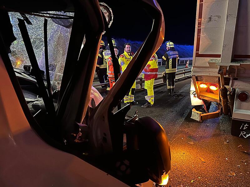 Mit der rechten Seite krachte der Kleintransporter gegen das Heck des  Sattelzugs.