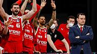 Die Teamchemie passte bei Brose Bamberg in der Saison 2020/21: David Kravish, Michele Vitali und Tyler Larson (von links) werden trotzdem nicht mehr im Kader von Trainer Johan Roijakkers (rechts) stehen.