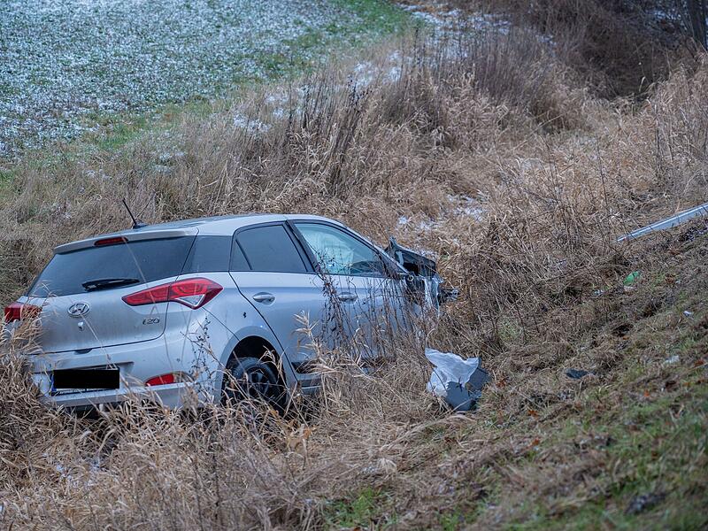 Frontalzusammenstoß auf Bundesstraße: Zwei Personen schwer verletzt