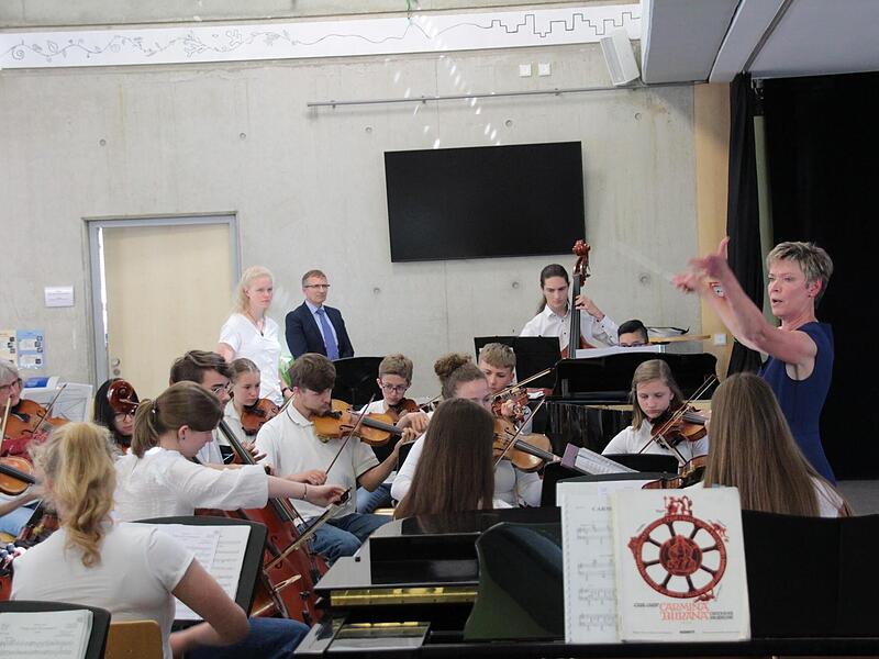 Das Schulorchester unter der Leitung von Ariane Dammann-Ranger beeindruckte die Festg&auml;ste und warb einmal mehr f&uuml;r die Einf&uuml;hrung eines musischen Zweiges an der Schule.