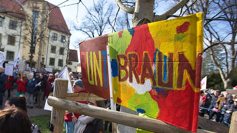 Gut 350 Menschen sind am Samstag in Forchheim gegen Rechts zusammen gekommen.
