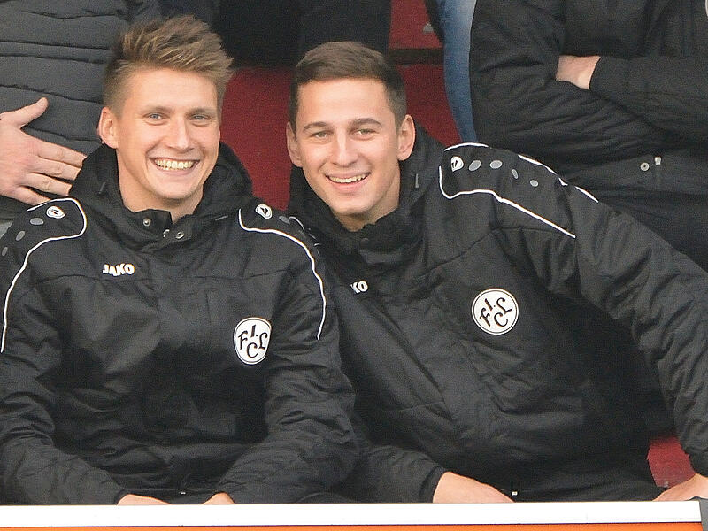 Ein Bild aus alten Tagen: Dennis Schunke (links) und Tobias Zollnhofer im Jahr 2018 auf der Bank des FC Lichtenfels. Künftig bilden sie in der Kreisklasse ein Trainerduo.