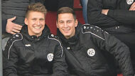 Ein Bild aus alten Tagen: Dennis Schunke (links) und Tobias Zollnhofer im Jahr 2018 auf der Bank des FC Lichtenfels. Künftig bilden sie in der Kreisklasse ein Trainerduo.
