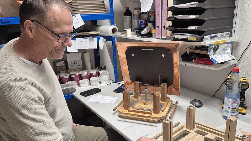 Andreas Hering baut Luxus-Vogelfutterh&auml;uschen