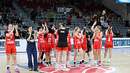 Die Spielerinnen der Medikamente-per-Klick Bamberg Baskets bedanken sich nach der 46:53-Niederlage gegen Jena bei den Fans in der Brose-Arena. Die Spielerinnen der Medikamente-per-Klick Bamberg Baskets bedanken sich nach der 46:53-Niederlage gegen Jena bei den Fans in der Brose-Arena.