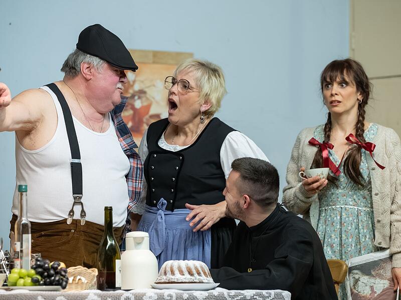 Im Bild (von links)    Wolfang Heinz als Mesner,  Ines Pechtold als Pfarrhausk&ouml;chin, Niko Kaufmann als &bdquo;falscher&ldquo; Pfarrer und Michelle Pechtold - die strenggl&auml;ubige Sigtrud.