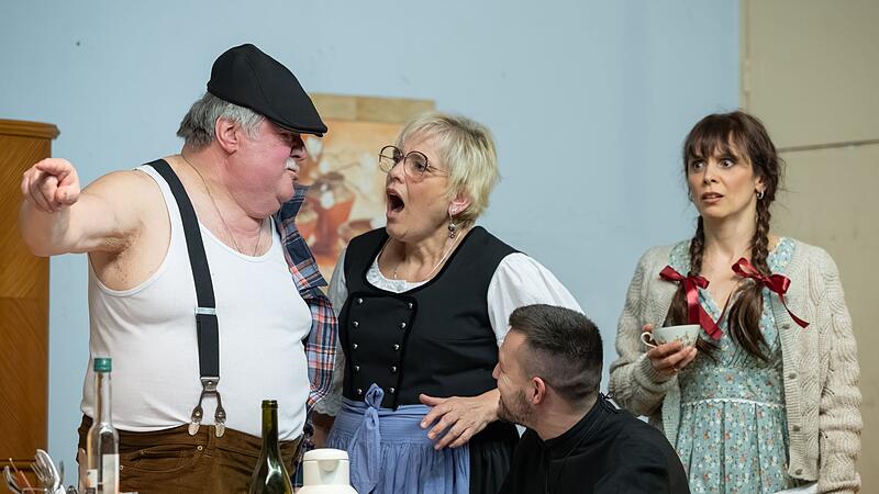 Im Bild (von links)    Wolfang Heinz als Mesner,  Ines Pechtold als Pfarrhausk&ouml;chin, Niko Kaufmann als &bdquo;falscher&ldquo; Pfarrer und Michelle Pechtold - die strenggl&auml;ubige Sigtrud.