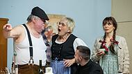 Im Bild (von links)    Wolfang Heinz als Mesner,  Ines Pechtold als Pfarrhausk&ouml;chin, Niko Kaufmann als &bdquo;falscher&ldquo; Pfarrer und Michelle Pechtold - die strenggl&auml;ubige Sigtrud.