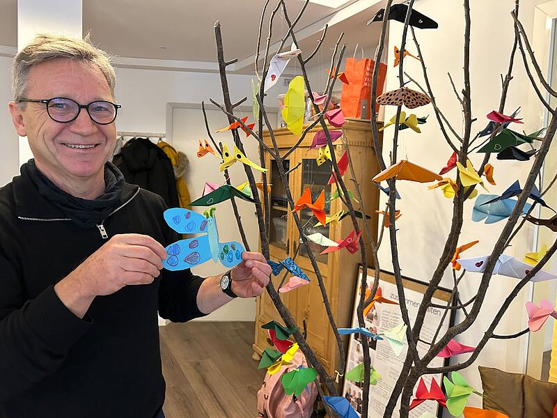 Stefan Kornherr, der die Bezirksstelle der Diakonie im Dekanat Coburg leitet, hat einen Baum mit Schmetterlingen geschm&uuml;ckt. Zur Vesperkirche ziehen die Schmetterlinge in die Morizkirche um.