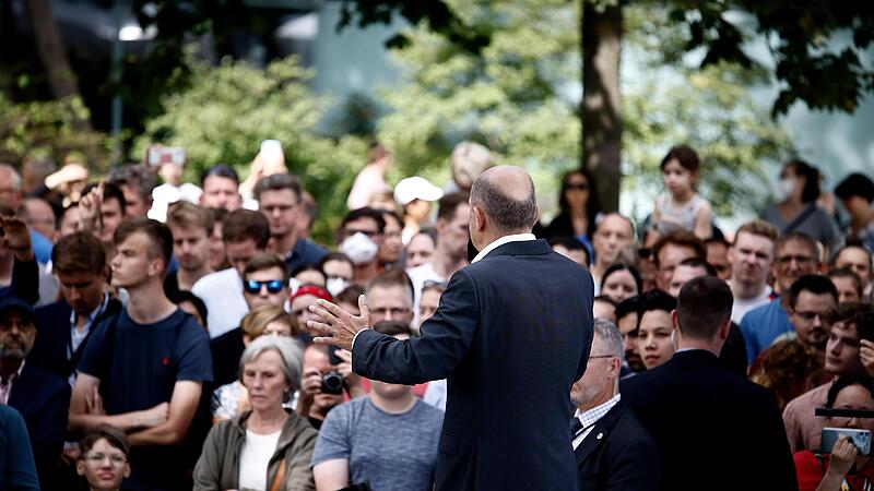 Der Bundeskanzler und die Bürger: Olaf Scholz beim Tag der offenen Tür. Der Bundeskanzler und die Bürger: Olaf Scholz beim Tag der offenen Tür.