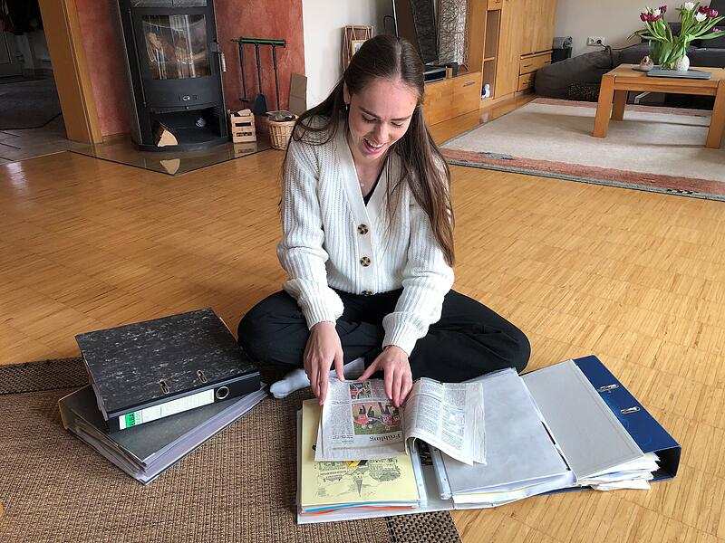Hanna Schmitt beim Durchbl&auml;ttern ihrer Urkunden- und Zeitungsordner