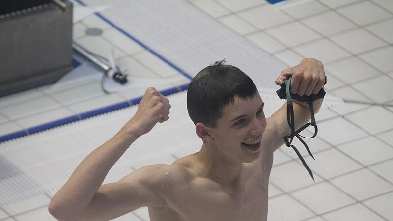 Großer Jubel bei Raphael Erhard: Er hat diverse Medaillen bei Schwimm-Wettbewerben abgeräumt.