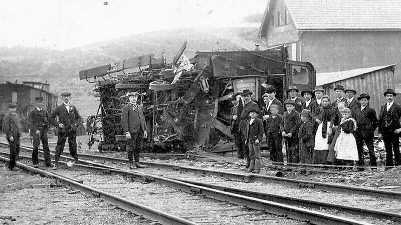 Der Dienstwagen vom Sekundärzug wurde aus dem Gleis geschleudert.