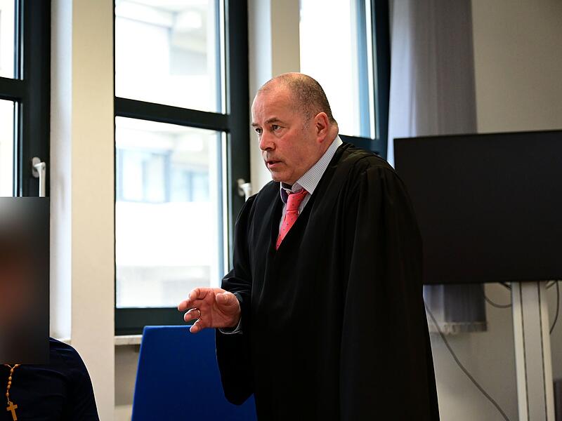 Der angeklagte junge Mann und sein Strafverteidiger Thomas Drehsen aus Bamberg