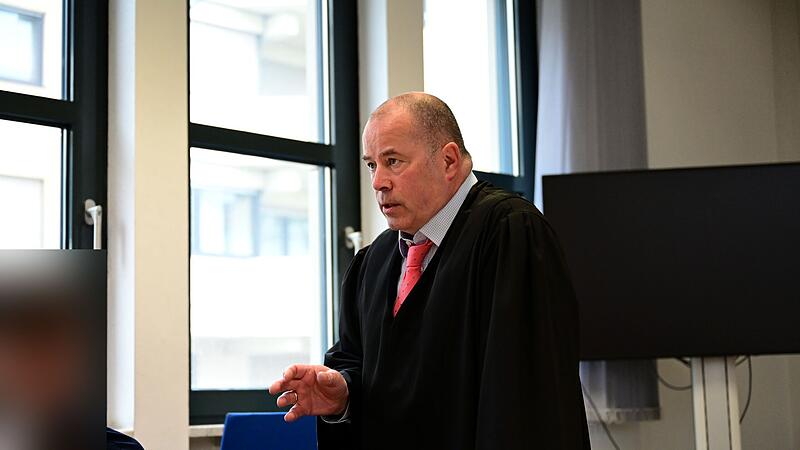 Der angeklagte junge Mann und sein Strafverteidiger Thomas Drehsen aus Bamberg