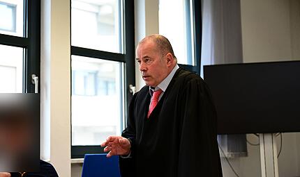 Der angeklagte junge Mann und sein Strafverteidiger Thomas Drehsen aus Bamberg